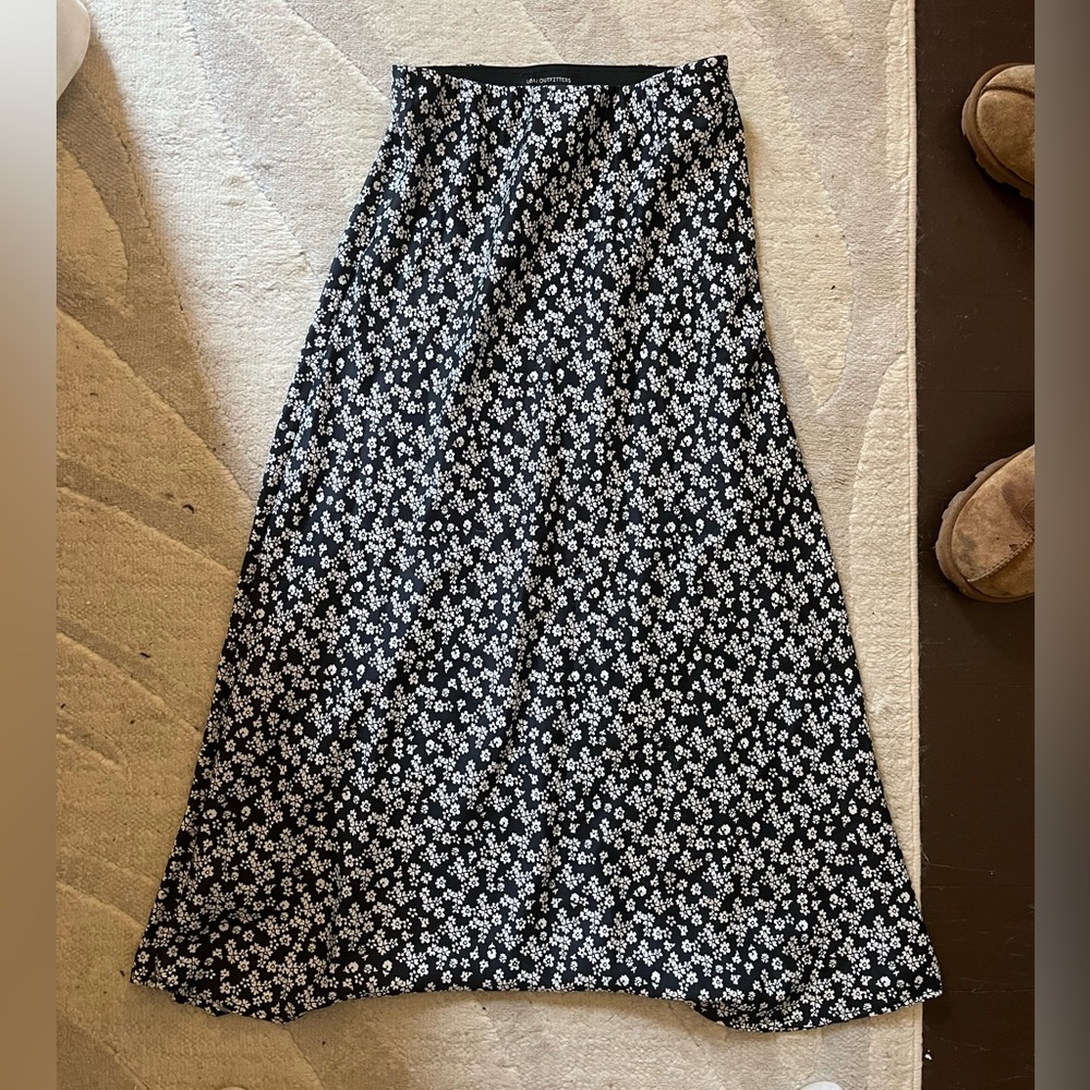 Urban outfitters Midi Skirt BLACK and white floral XS